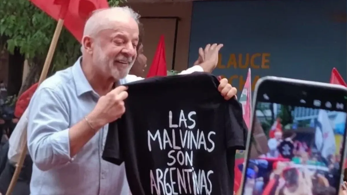 Lula exibe camisa com frase sobre as Malvinas durante ato no Rio de Janeiro
